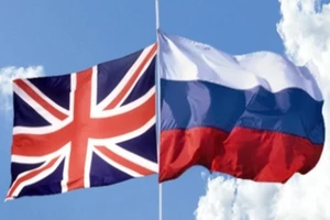 Quốc kỳ Anh và quốc kỳ Nga cạnh nhau.