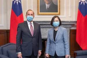 Bộ trưởng Y tế Mỹ Alex Azar trong phiên hội đàm với nhà lãnh đạo Đài Loan Thái Anh Văn hôm 10-8. Ảnh: SCMP 