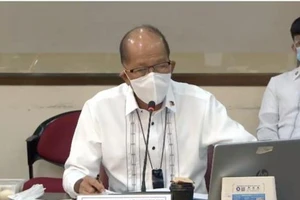 Bộ trưởng Quốc phòng Philippines Delfin Lorenzana tại phiên điều trần hôm 8-9. Ảnh: GMA NEWS