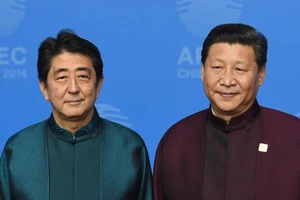 Thủ tướng Nhật Bản Shinzo Abe (trái) và Chủ tịch Trung Quốc Tập Cận Bình. Ảnh: YAHOO NEWS