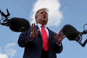 Tổng thống Mỹ Donald Trump nói chuyện với các phóng viên tại Washington, ngày 8-9.