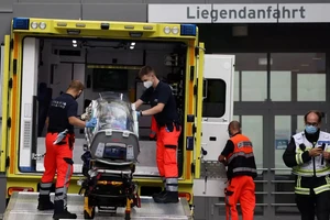 Ông Alexei Navalny được đưa vào bệnh viện Charite (Berlin) hôm 22-8. Ảnh: REUTERS