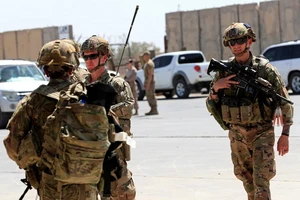 Lính Mỹ rút khỏi căn cứ Taji (Iraq) hôm 23-8. Ảnh: REUTERS
