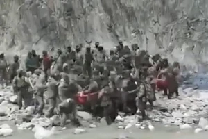 Ảnh cắt từ video quay cảnh binh sĩ Ấn Độ và Trung Quốc đụng độ ở biên giới. Nguồn: SCMP 