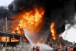Lực lượng cứu hỏa Lebanon cố gắng dập tắt đám cháy ở cảng Beirut. Ảnh: EPA