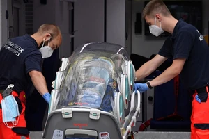 Ông Alexei Navalny được đưa vào bệnh viện Charite (Berlin) hôm 22-8. Ảnh: AFP