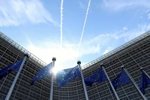 Cờ EU trước trụ sở tổ chức này tại TP Brussels, Bỉ. Ảnh: REUTERS