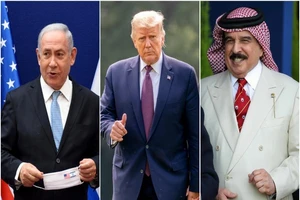 Thủ tướng Israel Benjamin Netanyahu (trái), Tổng thống Mỹ Donald Trump (giữa) và Quốc vương Bahrain Hamad bin Isa Al Khalifa. Ảnh: AP