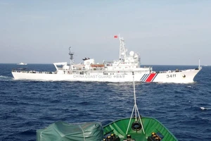 Tàu Hải cảnh Trung Quốc đi qua một tàu của Việt Nam tại Biển Đông tháng 5-2014. Ảnh: REUTERS