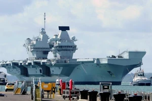Tàu sân bay HMS Queen Elizabeth trở về Portsmouth sau 10 tuần huấn luyện. Ảnh: SARAH STANDING 