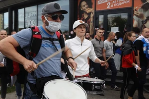 Một đoàn biểu tình của người ủng hộ lực lượng đối lập Belarus tại TP Minsk hôm 13-9. Ảnh: AP