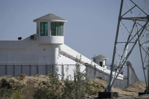 Các tháp canh gần một trại cải tạo được cho là dành cho người Duy Ngô Nhĩ ở vùng Tân Cương, Trung Quốc.