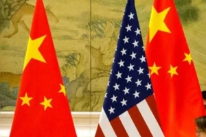 Quốc kỳ Trung Quốc và quốc kỳ Mỹ.