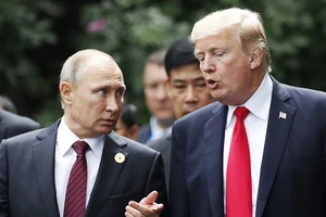 Tổng thống Mỹ Donald Trump (phải) và Tổng thống Nga Vladimir Putin (trái) tại Hội nghị thượng đỉnh APEC 2017 ở Việt Nam. Ảnh: AFP