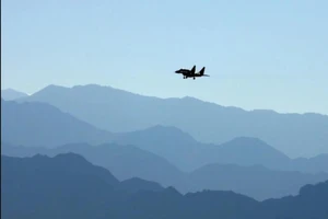 Một máy bay chiến đấu của Không quân Ấn Độ bay qua một khu vực Ladakh, thuộc dãy Himalaya giáp Trung Quốc. Ảnh: AFP/SCMP