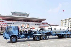 Một tên lửa Pukguksong diễu hành ngày 15-4-2017 nhân kỷ niệm 105 năm ngày sinh cố lãnh tụ Triều Tiên Kim Nhật Thành. Ảnh: AP/KCNA