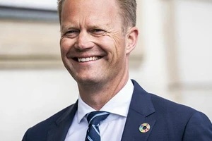 Ngoại trưởng Đan Mạch Jeppe Kofod từng quan hệ bất chính với một cô gái 15 tuổi.