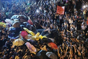 Cảnh sát Hong Kong xịt hơi cay vào đám đông biểu tình bên ngoài văn phòng liên lạc của Bắc Kinh vào ngày 6-11-2016.