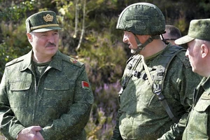 Tổng thống Belarus Alexander Lukashenko (trái) trò chuyện cùng một số sĩ quan quân đội Belarus tại TP Grodno gần biên giới Ba Lan hồi tháng 8. Ảnh: AFP