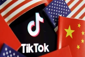 Logo ứng dụng TikTok ở giữa quốc kỳ Mỹ và Trung Quốc. 