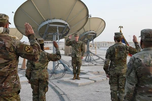 Đại tá Todd Benson (giữa) và các quân nhân Lực lượng Không gian Mỹ tại căn cứ không quân Al-Udeid (Qatar). Ảnh: AP/US AIR FORCE 