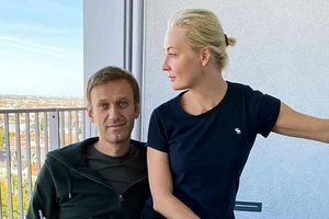 Nhân vật đối lập Nga Alexei Navalny và vợ - bà Yulia Navalnya - tại bệnh viện Charite ở Berlin.