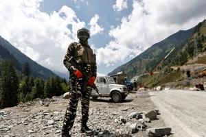 Một thành viên của Lực lượng cảnh sát dự bị trung ương Ấn Độ (CRPF) . Ảnh: REUTERS 