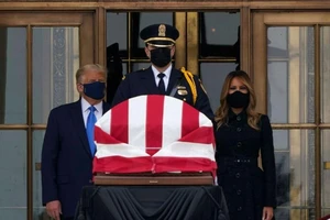 Tổng thống Mỹ Donald Trump và phu nhân Melania Trump viếng thăm quan tài Thẩm phán Ruth Bader Ginsburg. Ảnh: AP