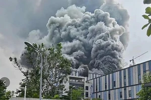 Những đám khói đen bốc lên trong vụ cháy chiều 25-9 tại trung tâm nghiên cứu của Huawei ở TP Đông Hoản. Ảnh: SCMP