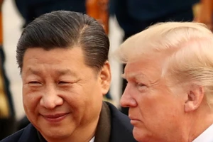 Chủ tịch Trung Quốc Tập Cận Bình (trái) tiếp đón Tổng thống Mỹ Donald Trump (phải) trong chuyến thăm Bắc Kinh chính thức của ông hồi tháng 11-2017. Ảnh: REUTERS
