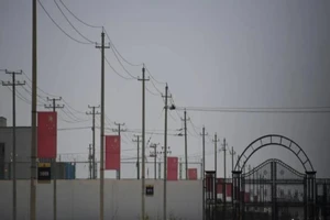 Quốc kỳ Trung Quốc trải dài trên một con đường dẫn đến một cơ sở được cho là trại cải tạo cho người Duy Ngô Nhĩ ở vùng Tân Cương năm 2019.