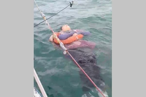 Bà Angelica Gaitan trôi dạt trên biển lúc hai ngư dân Puerto Colombia phát hiện ra bà này hôm 26-9. Ảnh: THE NEW YORK POST