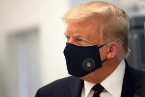 Tổng thống Donald Trump đeo khẩu trang tại một sự kiện ở Nhà Trắng.