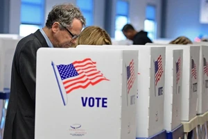 Thượng nghị sĩ Mỹ Sherrod Brown bỏ phiếu tại cuộc bầu cử Mỹ năm 2016. Ảnh: DAVID DERMER/AP