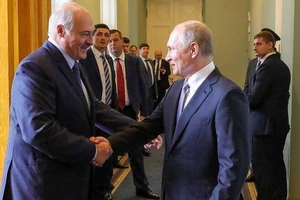 Tổng thống Nga Vladimir Putin (phải) và Tổng thống Belarus Alexander Lukashenko (trái).