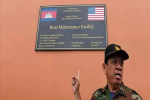 Người phát ngôn bộ Quốc phòng Campuchia Chhun Socheat giới thiệu về sự hợp tác quốc phòng với Mỹ. Ảnh: AFP