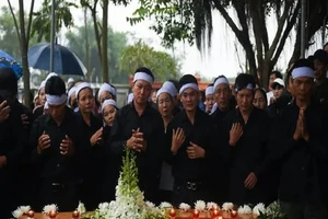 Ảnh chụp tại tang lễ của một trong những nạn nhân. Ảnh: AFP 