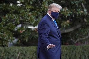 Tổng thống Donald Trump đeo khẩu trang trong một cuộc họp báo ở Nhà Trắng hồi tháng 9. Ảnh: REUTERS