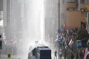 ảnh sát dùng vòi rồng để ngăn cản biểu tình ở Minsk (Belarus).