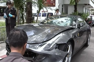 Chiếc xe Ferrari của Vorayuth Yoovidhya - người thừa kế Red Bull - được nhìn thấy sau vụ tai nạn năm 2012. Ảnh: AFP