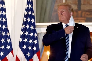 Tổng thống Donald Trump xuất hiện trước báo giới sau khi quay về Nhà Trắng hôm 5-10. Ảnh: REUTERS