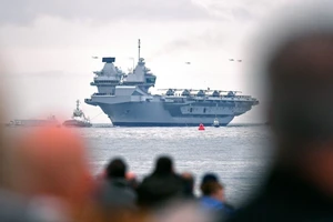Chính phủ Anh đang xem xét lần đầu tiên gửi tàu sân bay HMS Queen Elizabeth đến châu Á vào năm 2021. Ảnh: AFP