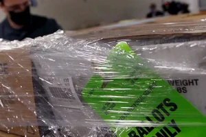 Những thùng phiếu bầu qua thư được đóng gói để gửi đến các cử tri đã đăng ký ở hạt Franklin, bang Ohio. Ảnh: AP