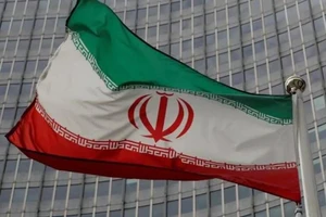 Cờ Iran trước trụ sở Cơ quan Năng lượng Nguyên tử Quốc tế (IAEA) ở thủ đô Vienna, Áo. Ảnh: REUTERS