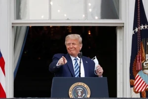 Ông Trump tháo khẩu trang phát biểu trước hàng trăm người ủng hộ