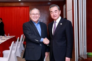 Bộ trưởng Ngoại giao Trung Quốc Vương Nghị (phải) và người đồng cấp Philippines Teodoro Locsin. Ảnh: INQUIRER