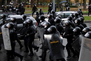 Belarus đe dọa nổ súng vào người biểu tình phản đối Tổng thống Alexander Lukashenko. Ảnh: REUTERS