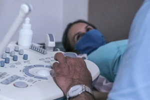 Phụ nữ Pháp phải đeo khẩu trang trong quá trình sinh. Ảnh: RT