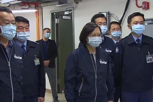 Hình ảnh cố vấn kỹ thuật Mỹ trong chuyến thị sát trạm radar Lạc Sơn của nhà lãnh đạo Đài Loan Thái Anh Văn hôm 13-10. Ảnh: TAIWANNEWS