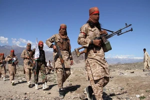 Các chiến binh Taliban tham gia một buổi tụ họp để ăn mừng thỏa thuận hòa bình giữa Mỹ và Taliban vào hồi tháng 3.